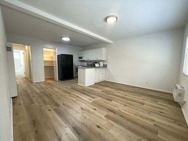 Interior Photo - 5725-29 Vineland Ave