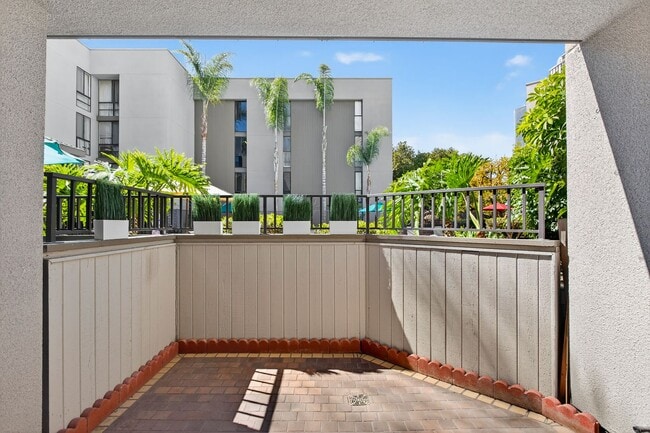 Building Photo - Spacious Marina District 1BR Condo with Modern Upgrades & Parking