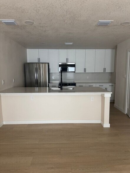 Building Photo - 523 Ramsdell Ave
