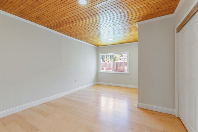 Building Photo - Family Home and In-Law Unit for Rent