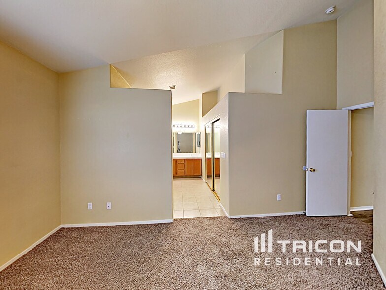 Building Photo - 610 Largo Azul Ave