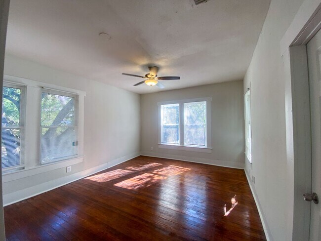 Building Photo - 2Bed/1Bath House for Rent! Available Now!