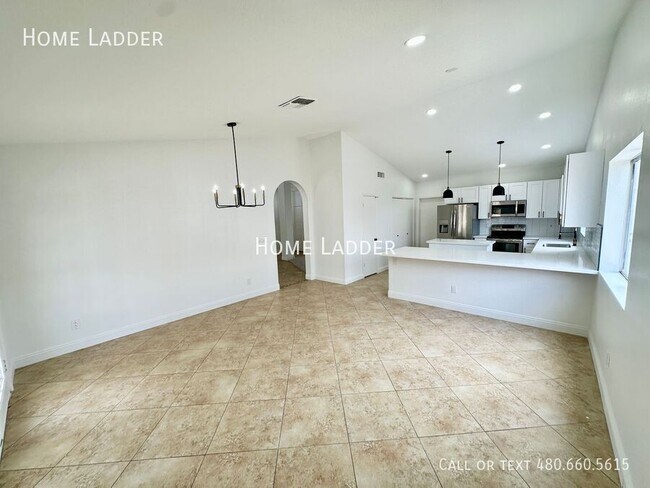 Building Photo - 2640 E Mallory St