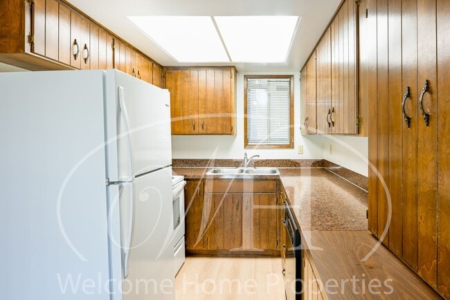 Building Photo - Great 2 Bedroom Condo with Storage and Out...