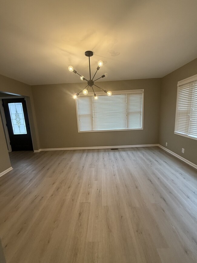 Building Photo - 10S328 Jamie Ln