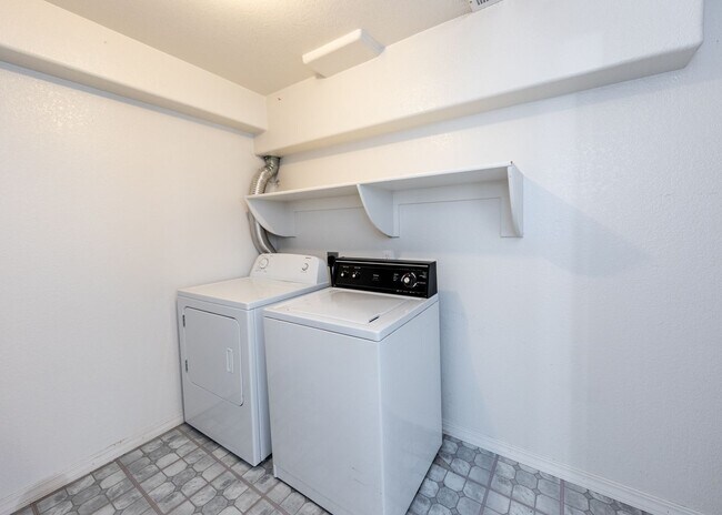 Building Photo - 4 Bed Rancher in District 20!!!