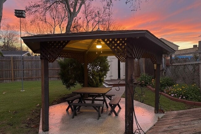 Building Photo - 3 Bed 2 Bath NEW MANAGEMENT IN AUSTIN TX!!!