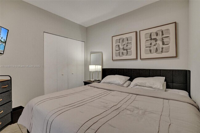 Building Photo - 9559 Collins Ave