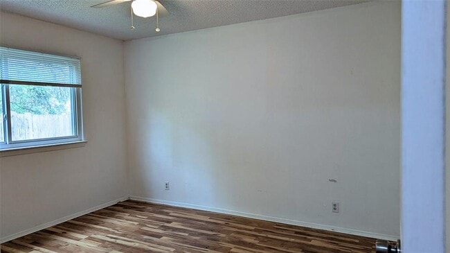 Building Photo - 6916 Scenic Brook Dr