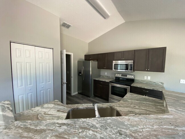 Building Photo - Desirable SW Ocala Neighborhood 3/2/2 **WON"T LAST**