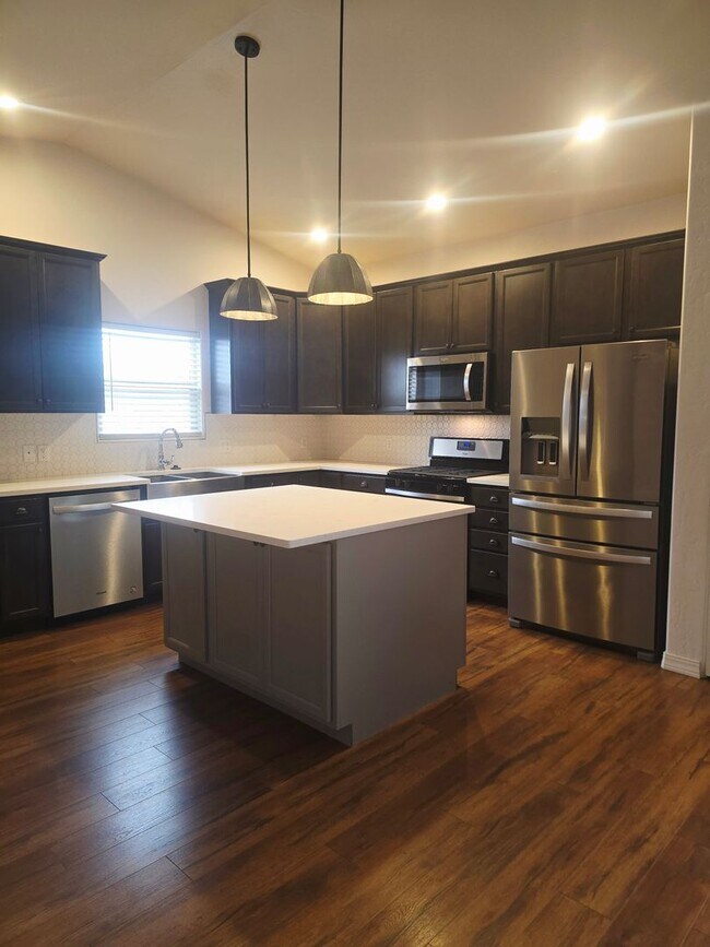 Building Photo - 585 Ravenna Ct