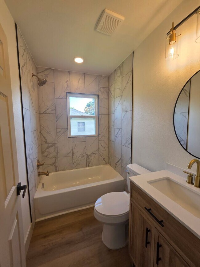 Building Photo - Gorgeous 3 bedroom 1 bath Duplex on street level (separate studio located below).