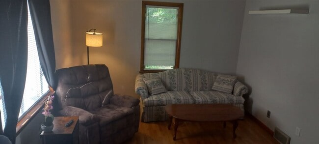 Building Photo - 4 BEDROOM HOME IN MILLCREEK