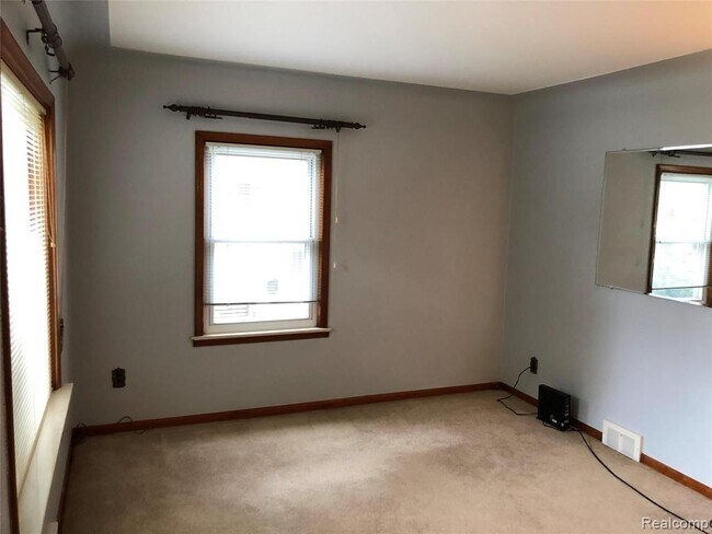Building Photo - 2111 W 14 Mile Rd