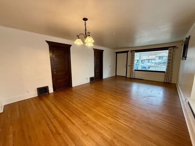 Building Photo - Spacious and Well-Equipped 3 Bed Spokane H...