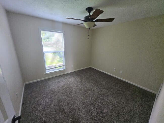 Building Photo - 2318 Green Valley Dr