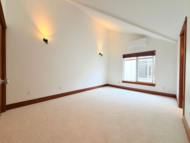 Building Photo - Charming Home in Leschi!