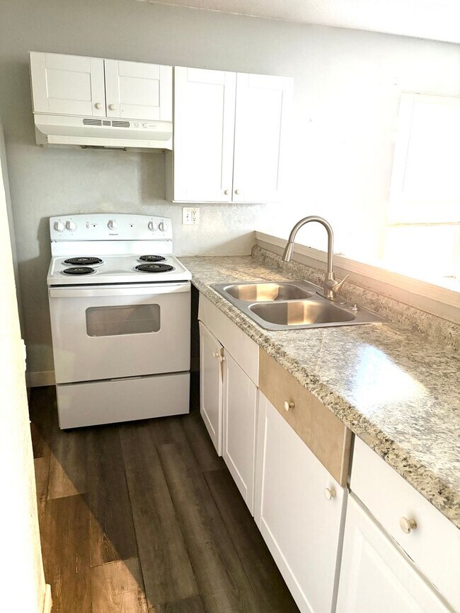 Building Photo - 1522-1522 E 50th St