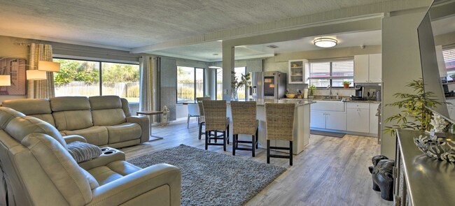 Building Photo - WALK TO THE BEACH! 4 bed, 2 bath, 2 car ga...