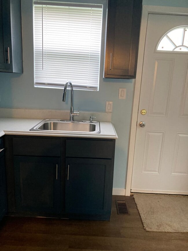 Building Photo - Newly remodeled 3 bedroom on the north sid...