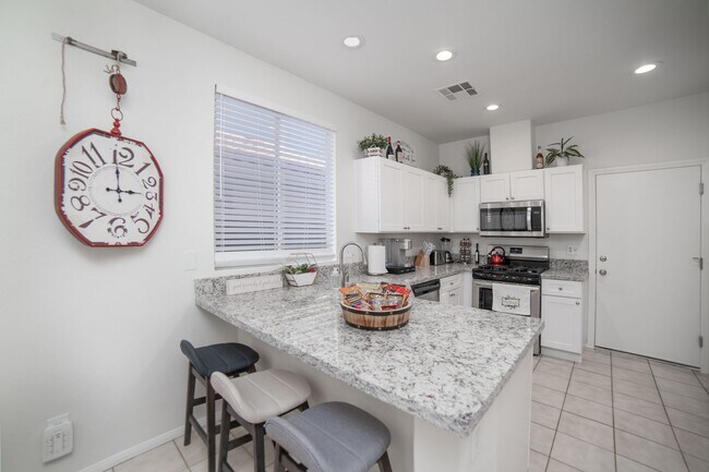 Building Photo - Beautiful home with POOL and spa located n...