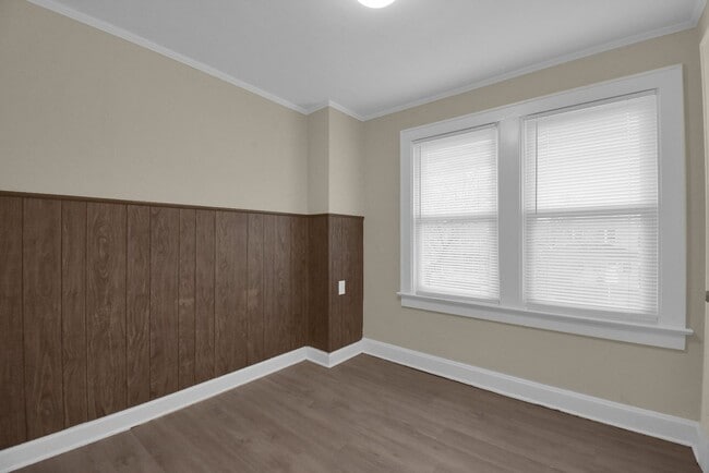 Building Photo - Stylishly Renovated 4 Bed, 2 Bath Single-F...