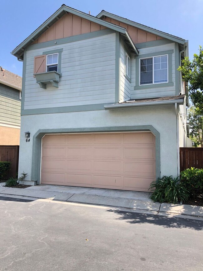 Building Photo - CHARMING 3 BR/2.5 BATH  " TWELVE PICKET LA...