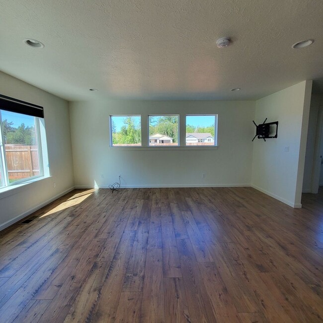 Building Photo - Dog Friendly 3bed : 2.5 bath home w/ Garage