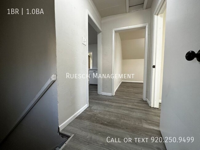 Building Photo - Recently Remodeled 1 Bedroom Upper Duplex ...