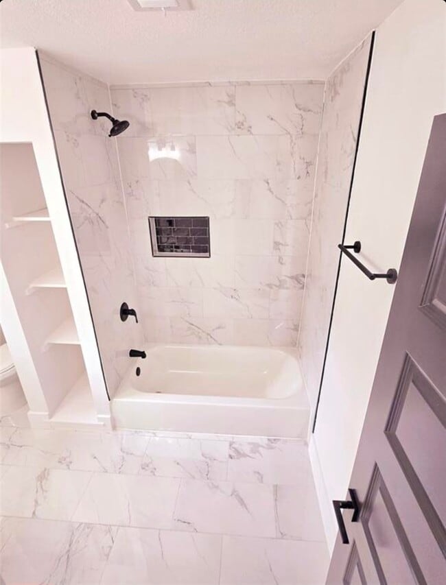 Building Photo - 2105 Sheridan St