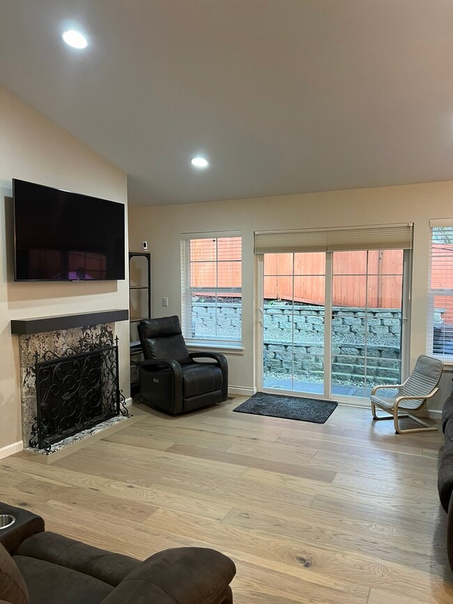 Building Photo - 381 E Lakeshore Dr