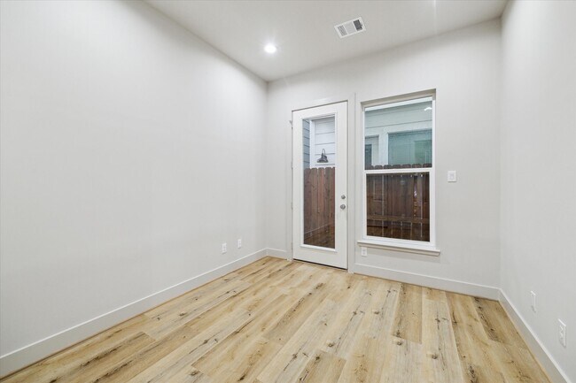 Building Photo - 5233 Hillman St