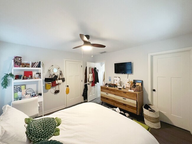 Building Photo - Rosemary Square - Lovely 3 Bedroom, 3 Bath...