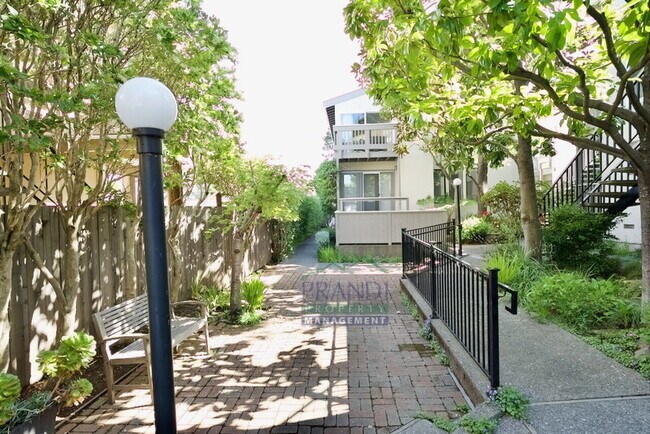 Building Photo - 505 Larkspur Plaza Dr