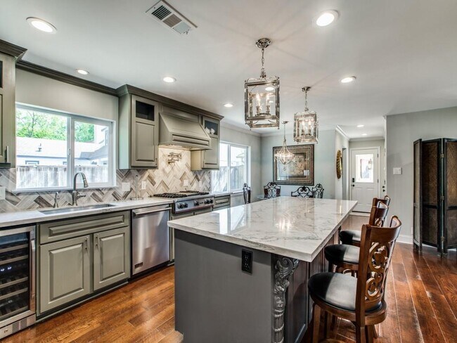 Building Photo - 211 Briarpark Dr
