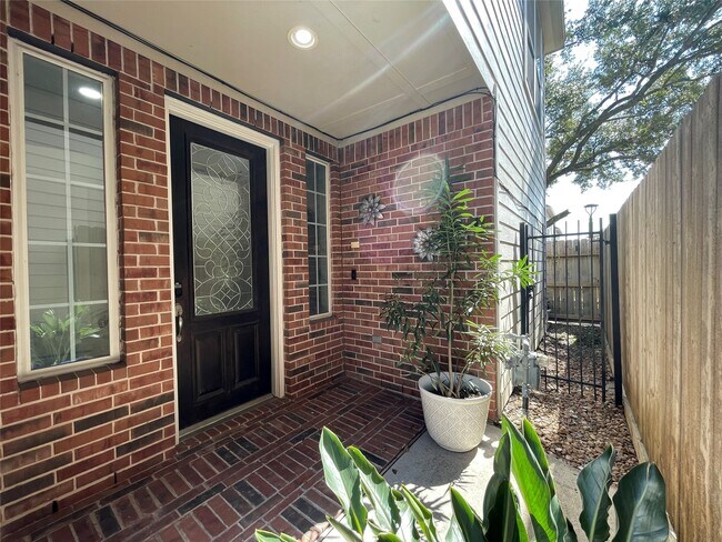 Building Photo - 6222 Skyline Dr