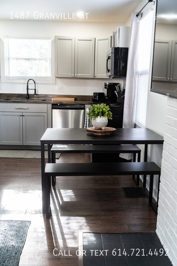 Building Photo - 1487 Granville St