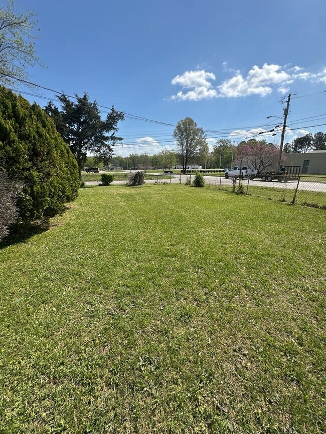 Building Photo - Bright 4BR Home with Fenced Yard, Hardwood Floors & Garage on Rankin St