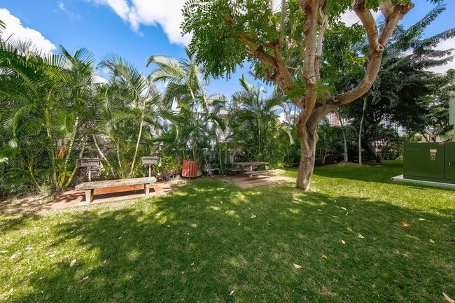 Building Photo - Lovely Renovated 2 Bedroom Condo