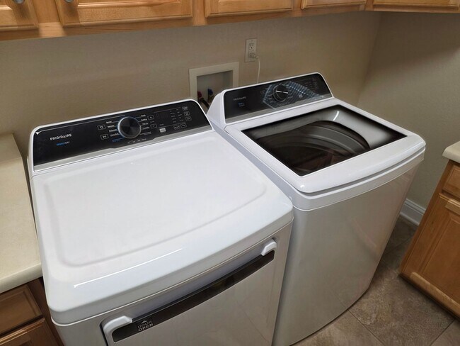 Building Photo - Beautiful and Expansive 4 Bed 3 Bath SFR by Buckley AFB