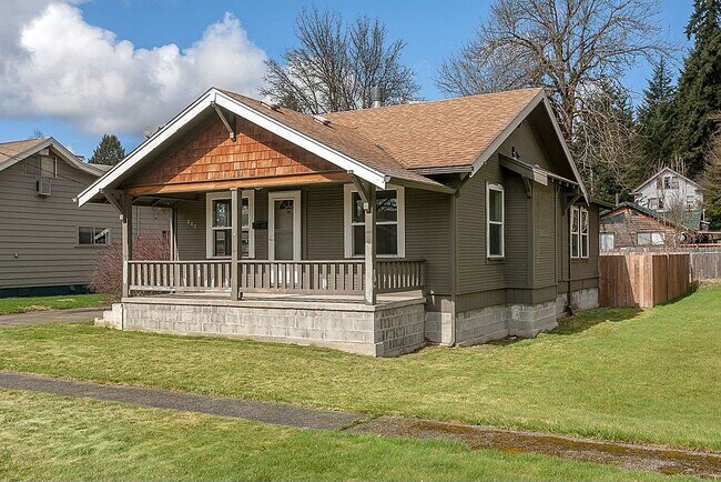 Building Photo - 208 B St