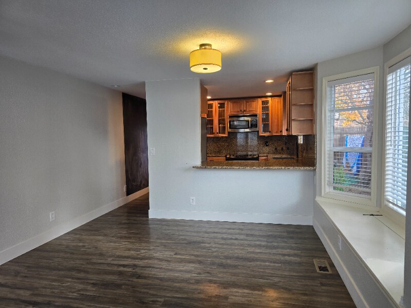 Building Photo - 2516 S Sumac Ln