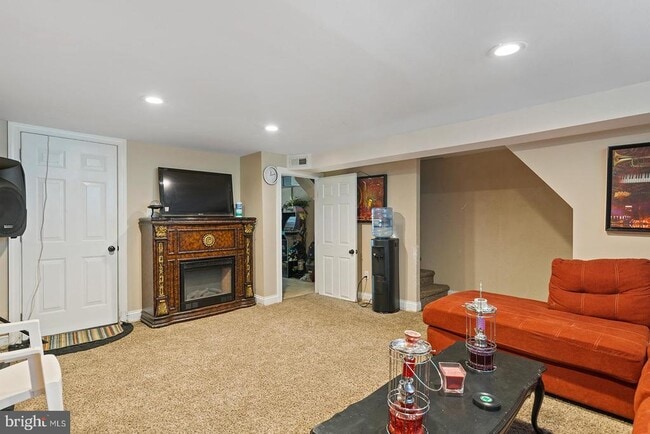 Building Photo - 2874 Tolbut St