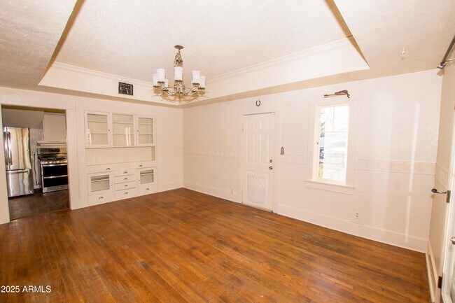 Building Photo - 937 E 6th Ave