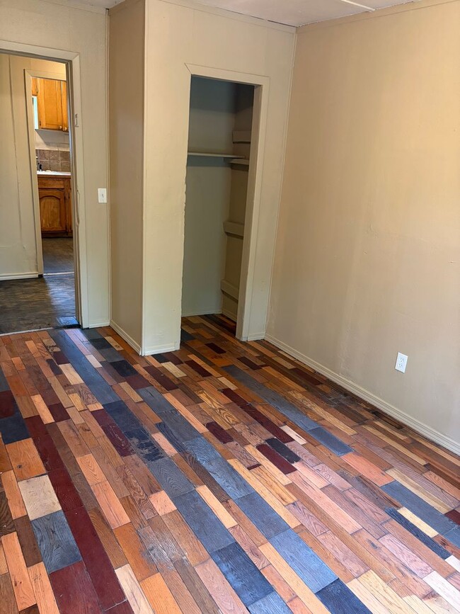 Building Photo - Charming 4-bedroom, 1-bath home located in the heart of Van Buren featuring a spacious layout, ha...