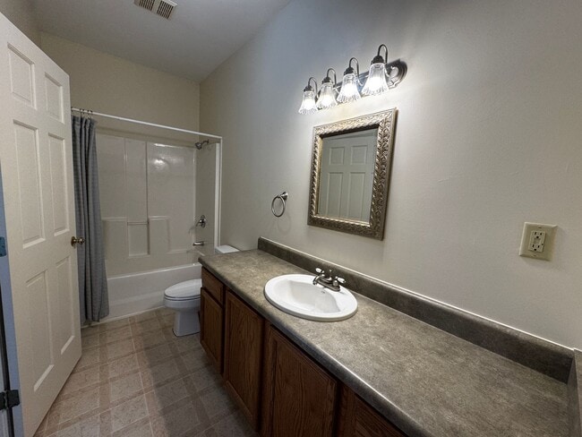 Building Photo - Available now!  Spacious 2BR/2BA Apartment...