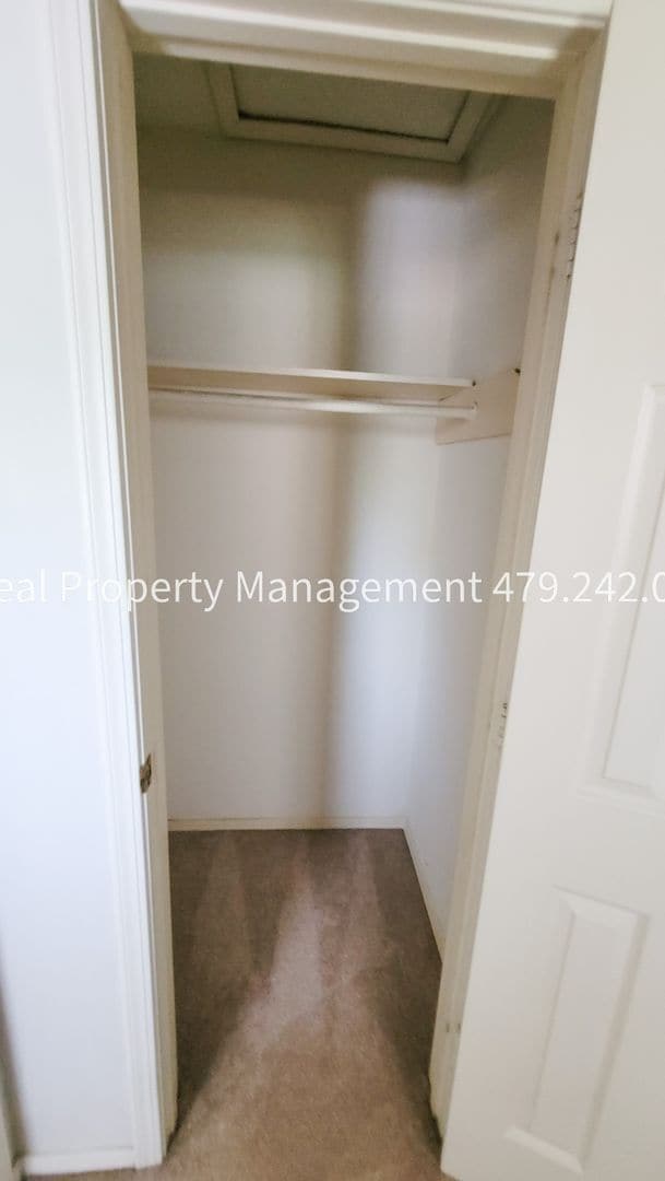 Building Photo - 106 Oak St