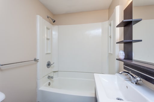 Building Photo - Totally renovated and new 5 Bedroom 2.5 Ba...