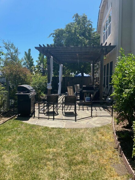 Building Photo - 108 Thelen Ct