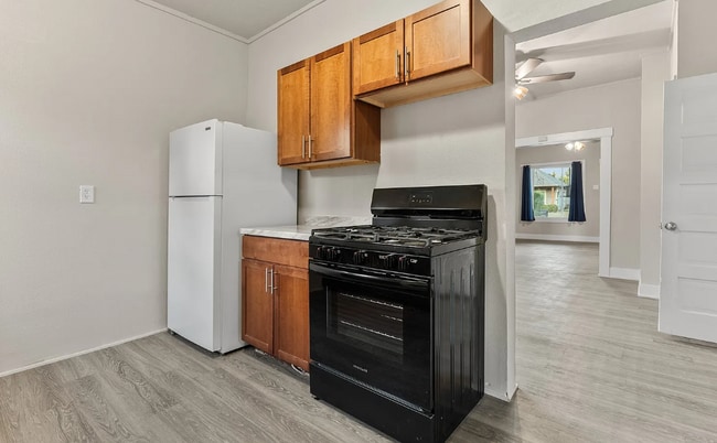 Building Photo - 504 Lottie St